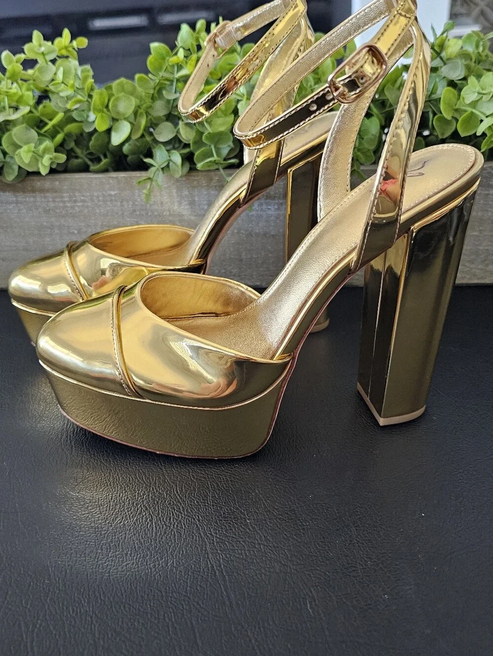 ANTONIO MELANI Gold Metallic Platform Ankle-Strap Heels Shoes Women's Sz 9.5
